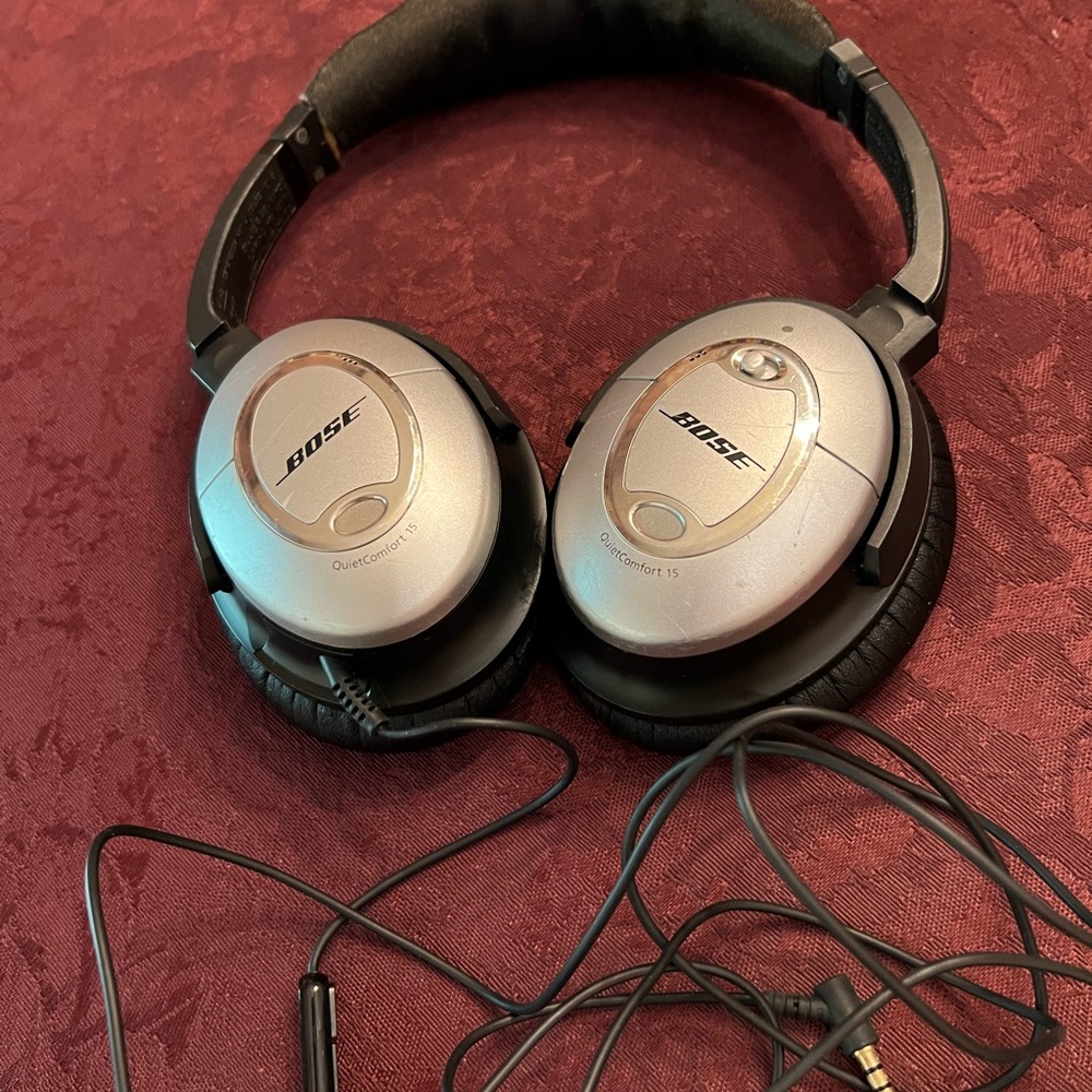 Bose QuietComfort15 Acoustic Noise Cancelling Headphones (New ear pads - Picture 4 of 9